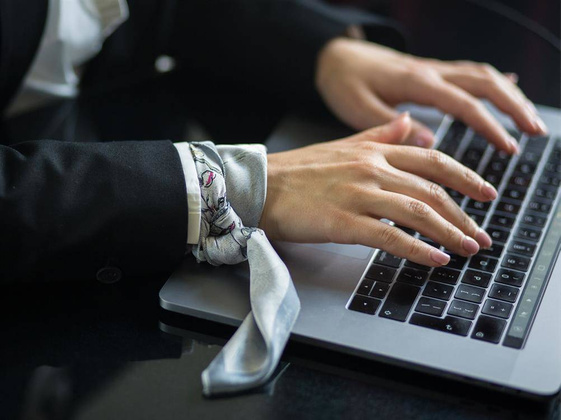 Apaszka - V. van Gogh, Kwitnący Migdałowiec, srebrna (CARMANI)