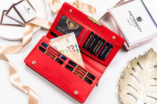 Duży portfel damski ze skóry ekologicznej z tłoczonym wzorem