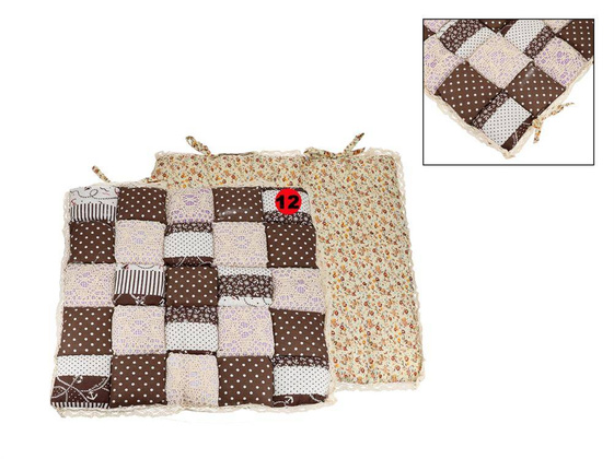 Poduszka na krzesełko - motyw kwadracików z koronką