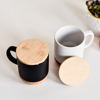 Kubek ceramiczny z bambusową przykrywką, biały