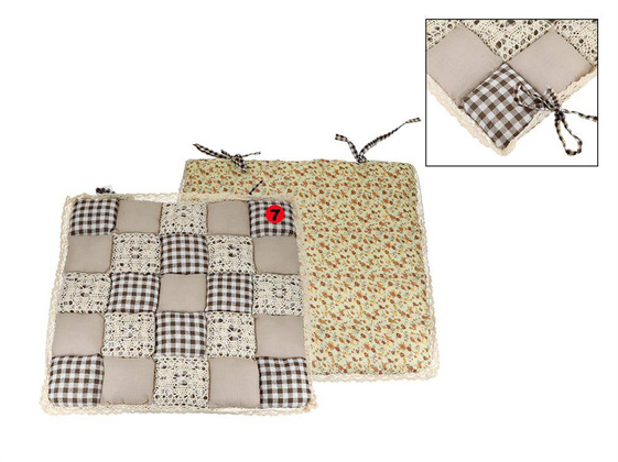 Poduszka na krzesełko - motyw kwadracików z koronką