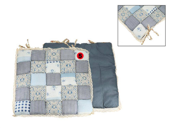 Poduszka na krzesełko - motyw kwadracików z koronką