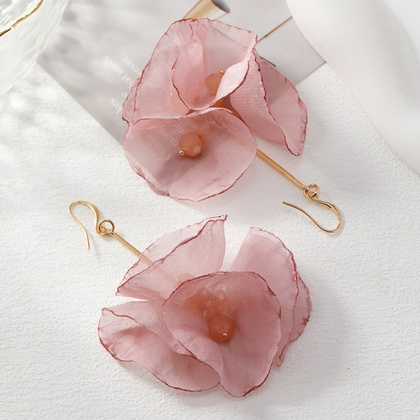 Kolczyki wiszące, efektowne tiulowe z koralikami pudrowy róż K1702