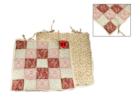 Poduszka na krzesełko - motyw kwadracików z koronką