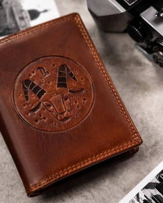 Duży, skórzany portfel męski z wytłoczonym znakiem zodiaku