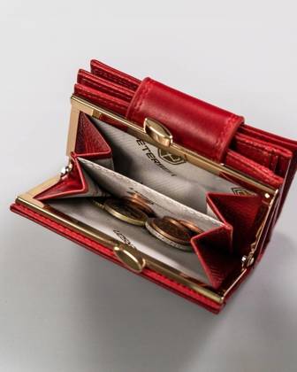 Mały, skórzany portfel damski w orientacji pionowej