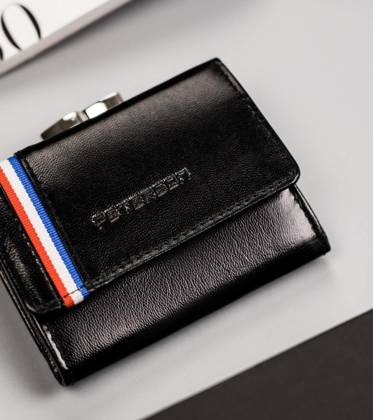 Mały, skórzany portfel damski z systemem rfid protect