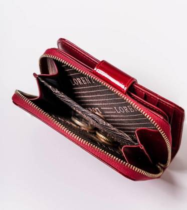 Skórzany, lakierowany portfel damski na zapinkę z zatrzaskiem