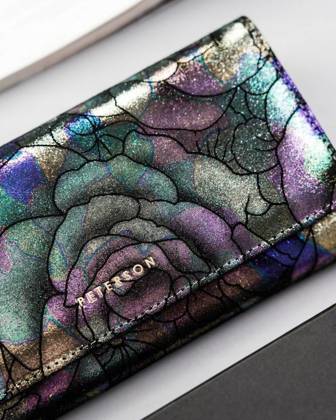 Skórzany portfel damski w holograficzne kwiaty