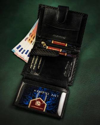 Skórzany portfel męski w orientacji pionowej zamykany na zatrzask